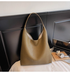 Détail du sac hobo tressé vert olive montrant la texture et la bandoulière large
