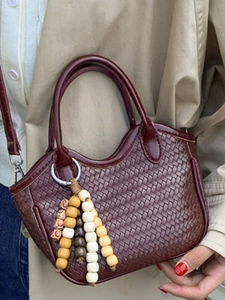 Sac à main tressé rouge vin pour femme avec pendentif perlé et bandoulière amovible