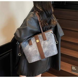 Détails du sac cabas à motif marbré bleu avec cuir marron et boucle dorée chic