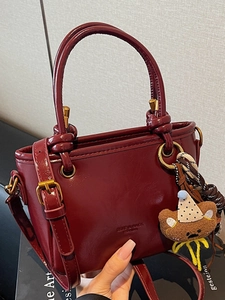 Borsa a tracolla retrò in pelle cerata bordeaux con ciondolo a orso e scritte oro