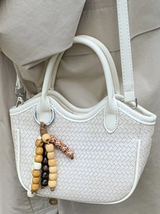 Sac à main tissé beige élégant avec pendentif en perles de bois et bandoulière femme