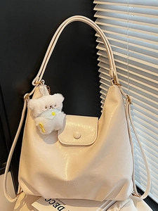 Sac à Épaule en Cuir PU Grande Capacité pour Femmes Avec Pendentif Ours en Peluche Sac Hobo Rétro Main Urbain Simple