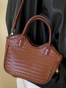 Sac bandoulière marron en cuir PU tressé avec ouverture ondulée et poignée