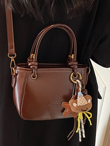 Borsa a tracolla retrò in pelle marrone cerata con ciondolo a forma di orso per il pendolarismo