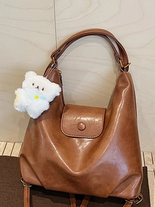 Sac fourre-tout hobo marron vintage en similicuir avec charm ours et rabat aimanté