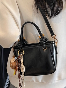 Borsa a tracolla vintage in pelle nera con ciondolo chic e tracolla regolabile