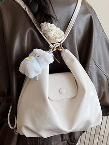 Sac fourre-tout en cuir PU blanc avec charme en peluche vu de l'épaule élégante