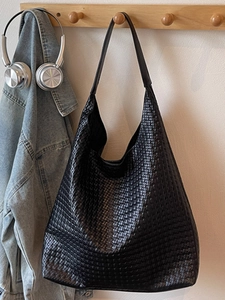 Grand sac porté épaule noir tissé en forme de croissant avec large bandoulière tendance