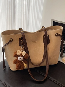 Sac fourre-tout minimaliste en cuir PU abricot avec poignées brunes et breloque ours