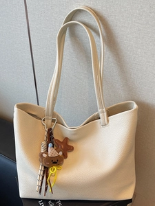 Women's Large Capacity PU Leather Tote Bag 2025 Korean Style Minimalist Shoulder Underarm Bag With Cute Bear Pendant Daily Bag