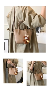 Detail der Mini-Eimertasche aus genarbtem Leder mit einem süßen Plüschbären-Anhänger