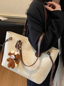 Sac fourre-tout minimaliste en PU crème avec anses marron et pendentif ours