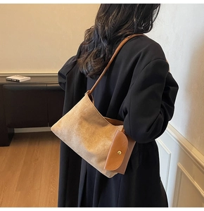 Dettaglio della borsa tote vintage in pelle scamosciata kaki con finiture in pelle marrone