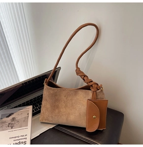 Dettaglio della borsa a spalla vintage in pelle scamosciata con mini portamonete