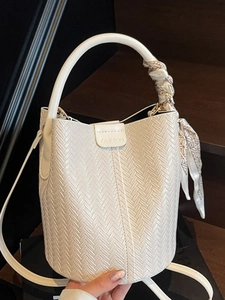Sac Seau Tissé en Cuir PU pour Femmes Sac à Main Rétro Élégant Avec Poignée Décorative en Foulard de Satin