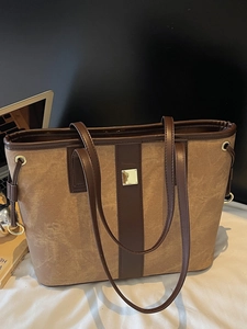 Grand sac cabas avec patchwork en daim marron et fond de scène de bureau