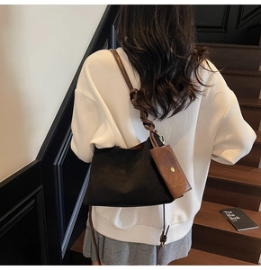 Dettaglio borsa tote nera opaca con manico a corda marrone e mini pochette coordinata