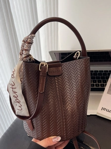 Sac seau tressé marron avec poignée en foulard de soie et bandoulière réglable chic