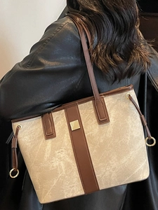 Grand sac fourre-tout beige à motif marbre avec lanières en cuir brun et boucle dorée