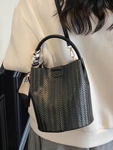Sac seau tissé noir chic pour femmes avec foulard décoratif et gravure de mode