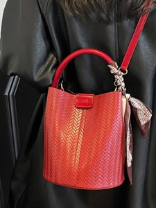 Sac seau rouge en cuir tressé à la mode avec poignée et foulard en soie décoratif