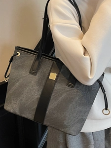 Sac fourre-tout gris minimaliste avec texture marbrée et détails dorés à l'épaule