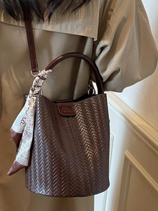 Sac seau tressé marron foncé pour femme avec poignée supérieure et accessoire de foulard