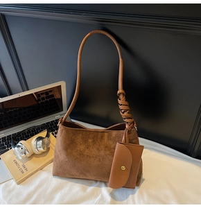 Dettaglio della borsa tote marrone in finta pelle scamosciata con spallina annodata