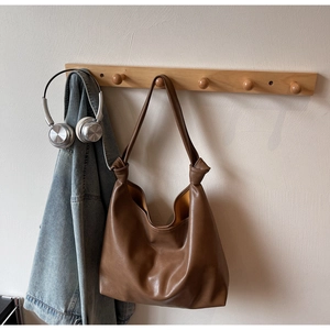Sac hobo marron caramel en simili cuir souple avec un détail de bandoulière nouée élégant