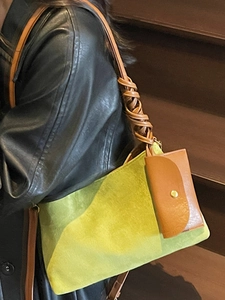 Borsa tote scamosciata verde chiaro con tracolla marrone annodata e portamonete coordinato