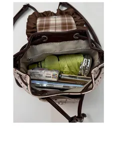 Detailansicht der Innenseite des Karo-Rucksacks mit Rüschen und Stauraum für Essentials