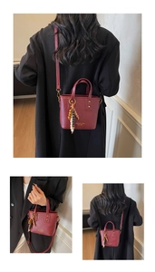 Makroaufnahme der burgunderroten Bucket Bag mit feiner Lederstruktur und Quastendetail