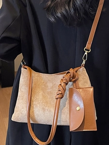 Borsa tote beige in morbida pelle intrecciata con tracolla marrone e mini pochette