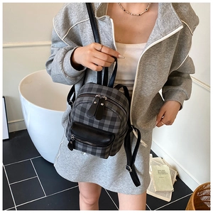 Modischer Mini-Rucksack mit Karomuster, Vordertasche mit Reißverschluss und Trageriemen