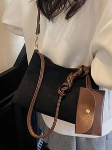 Borsa tote vintage in pelle nera morbida con tracolla marrone intrecciata a mano