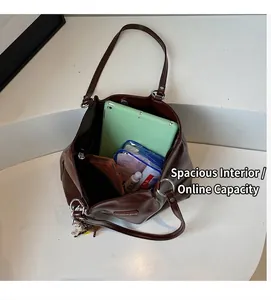 Vista superior del interior espacioso del bolso tote de cuero marrón con tableta