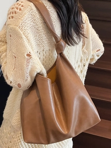 Grand sac cabas hobo marron minimaliste avec détail de bandoulière nouée sur modèle