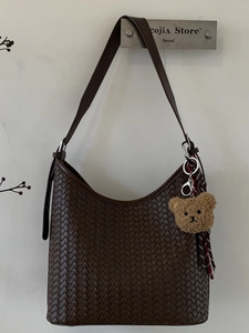 Sac Seau Hobo en Cuir PU Tissé à la Main pour Femme Sac à Bandoulière Grande Capacité Avec Charme d'Ours en Peluche Mignon