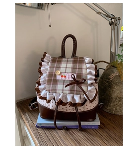 Detailansicht des Canvas-Rucksacks mit Kirschstickerei und weißen Spitzenrüschen