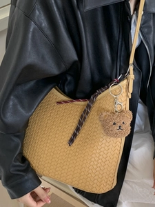 Sac seau tissé à la main jaune gingembre avec pendentif ours peluche et corde décor