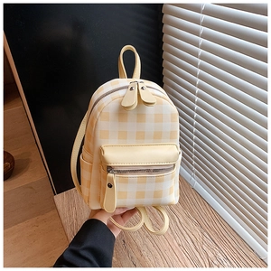Detail des gelb-weiß karierten Mini-Rucksacks mit Lederzippern und Trägern