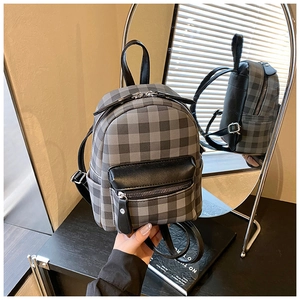 Spiegelreflexion zeigt die verstellbaren Träger eines Mini-Karorucksacks von hinten