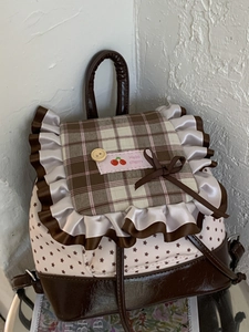 Niedlicher brauner Sternen-Rucksack mit Karomuster, Rüschen und Kirsch-Aufnäher