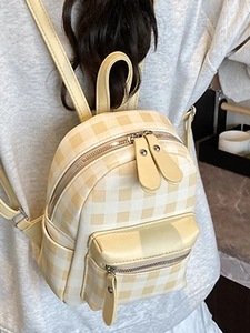Kleiner gelber Rucksack mit Karomuster für Damen, verstellbaren Riemen und drei Reißverschlüssen