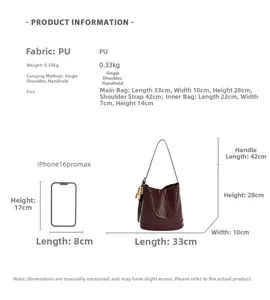 Comparaison de taille détaillée du sac seau tressé marron foncé avec référence iPhone
