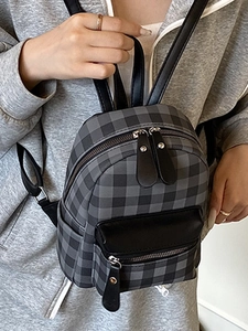 Schicker grauer karierter Mini-Rucksack für Damen mit Lederriemen und Fronttasche