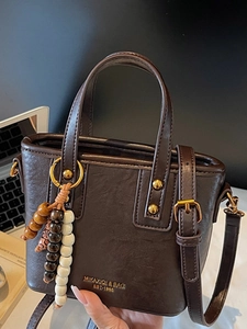 Schicke dunkelbraune Vintage Beuteltasche mit Doppelgriffen und Perlenanhänger für Damen