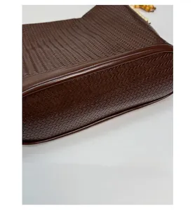 Détail du fond large et de la texture tissée de ce sac seau en similicuir marron