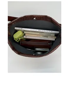 Vue de dessus de l'intérieur du sac seau tressé marron foncé montrant un grand rangement