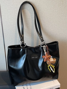 Large capacity black glossy tote bag with teddy bear pendant for women commuting